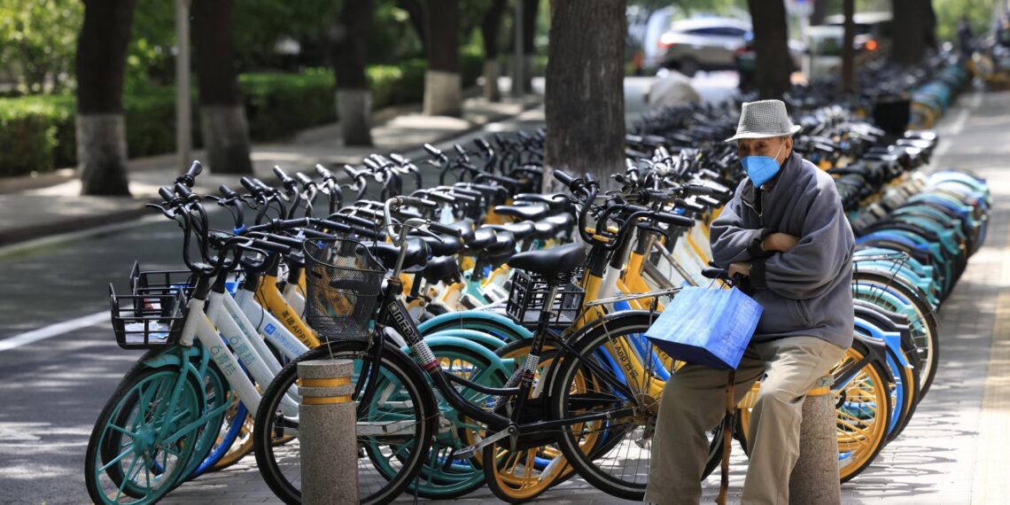 Пожилой китаец в Пекине. Май 2021 года. Фото: АР