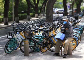 Пожилой китаец в Пекине. Май 2021 года. Фото: АР