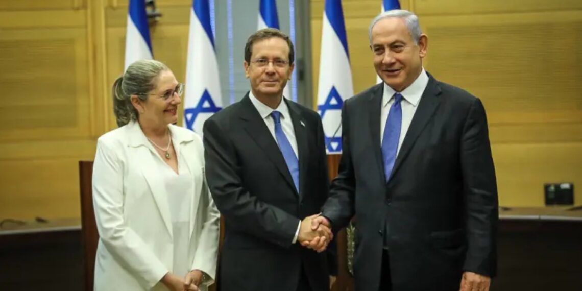 Ицхак Герцог с супругой и Биньямин Нетаньяху. Фото: Noam Moskovitz / Knesset