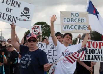 Работники Houston Methodist протестуют против принудительной вакцинации. Фото: Yi-Chin Lee / Houston Chronicle / AP