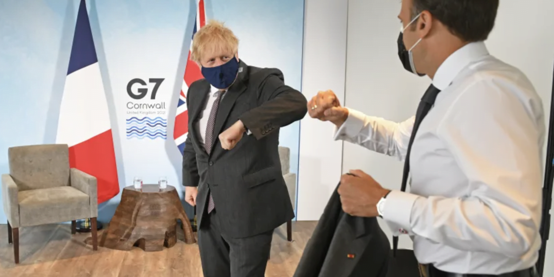Эммануэль Макрон и Борис Джонсон на встрече G7 в Корнуолле, 12 июня 2021 года.