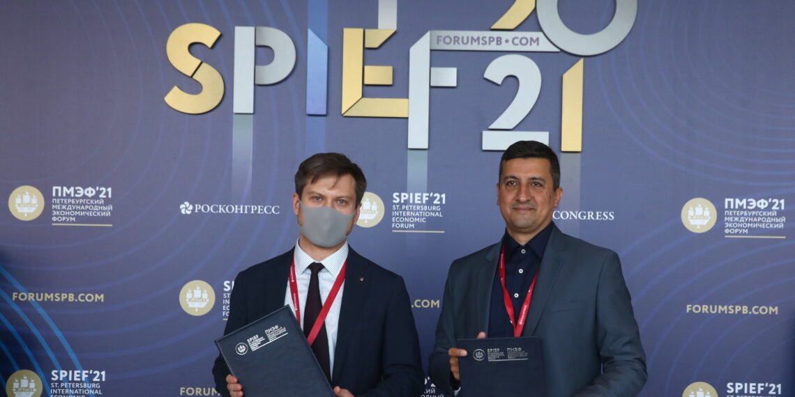Алексей Вальков и Алиреза Джафари. Фото: forumspb2021.tassphoto.com