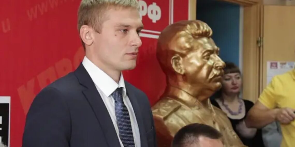 Валентин Коновалов рядом с бюстом Иосифа Сталина. Фото: pulse19.ru