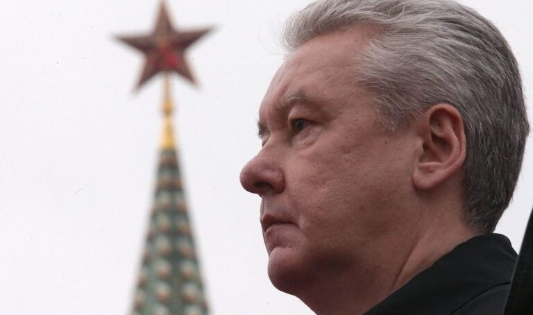 Кремль готовит «победу над коронавирусом»: почему Собянин пугает москвичей «третьей волной»