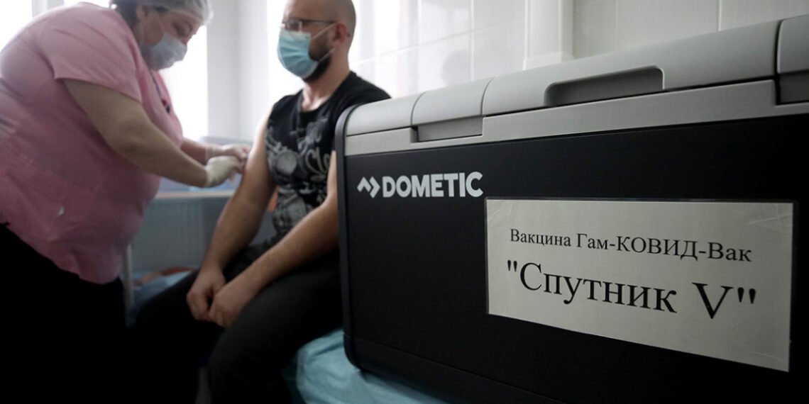 Мужчина во время вакцинации от коронавируса вакциной «Спутник V». Фото: Валерий Шарифулин / ТАСС