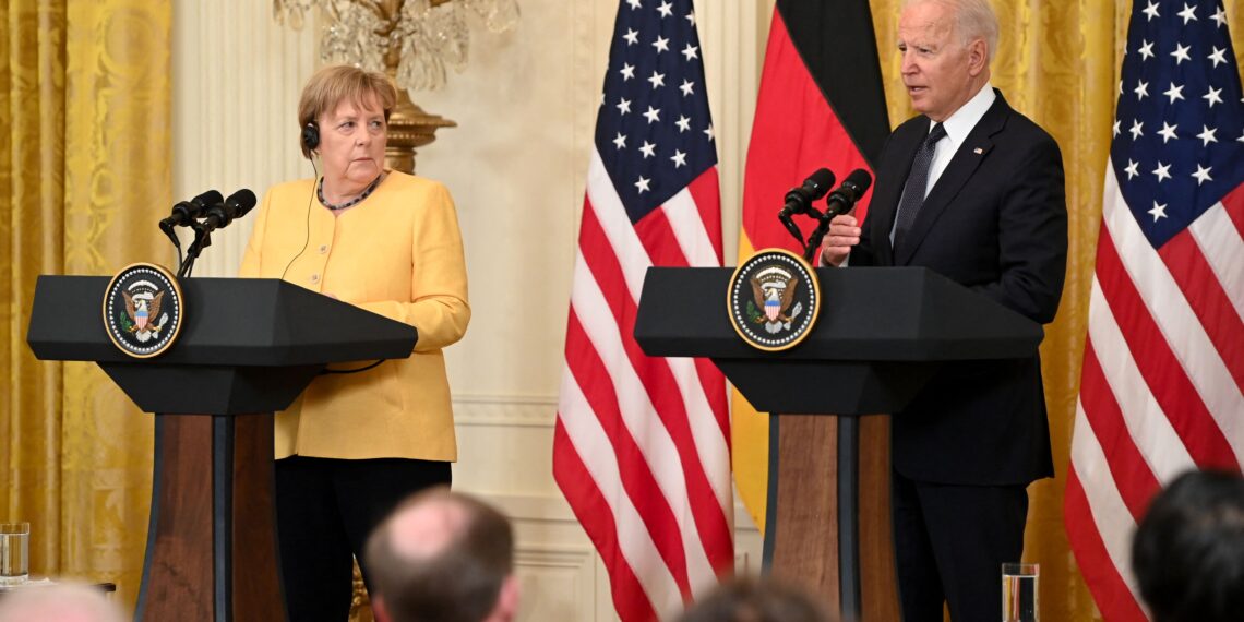 Ангела Меркель и Джозеф Байден. Фото: Saul Loeb / AFP