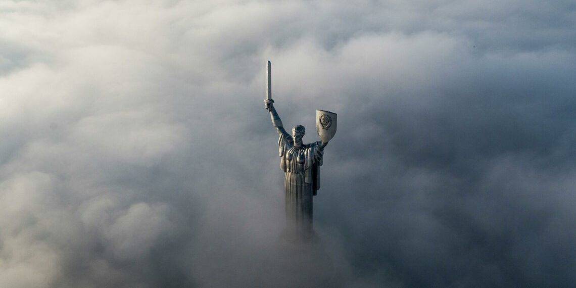 Памятник «Родина-мать» в Киеве на правом берегу Днепра. Фото: Evgeniy Maloletka / AP Photo
