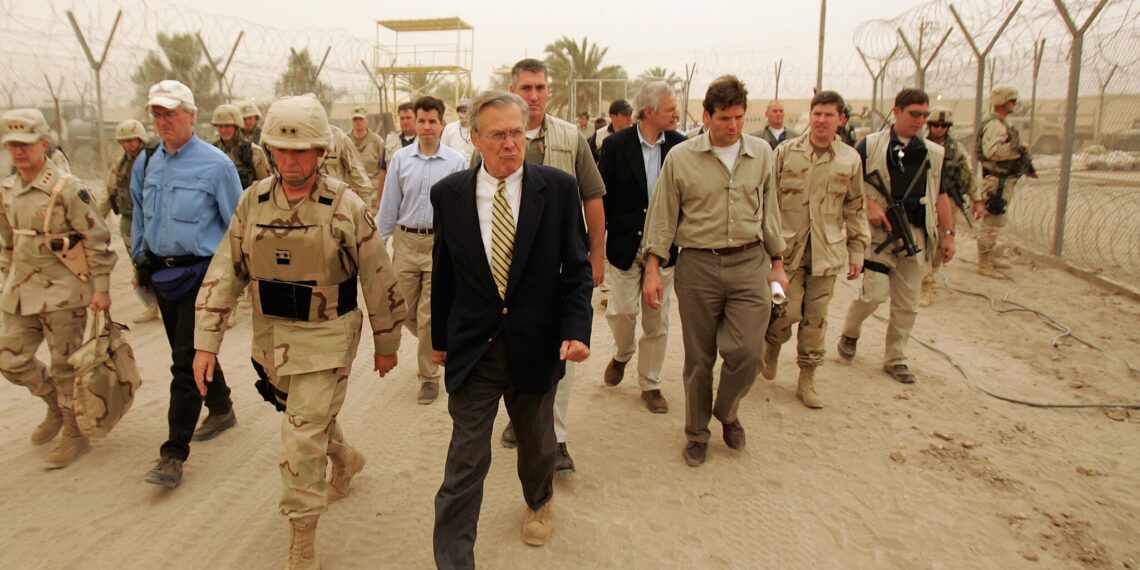 Рамсфельд посетил тюрьму Абу-Грейб недалеко от Багдада после скандала, связанного с жестоким обращением с заключенными. 2004 год. Фото: Getty Images
