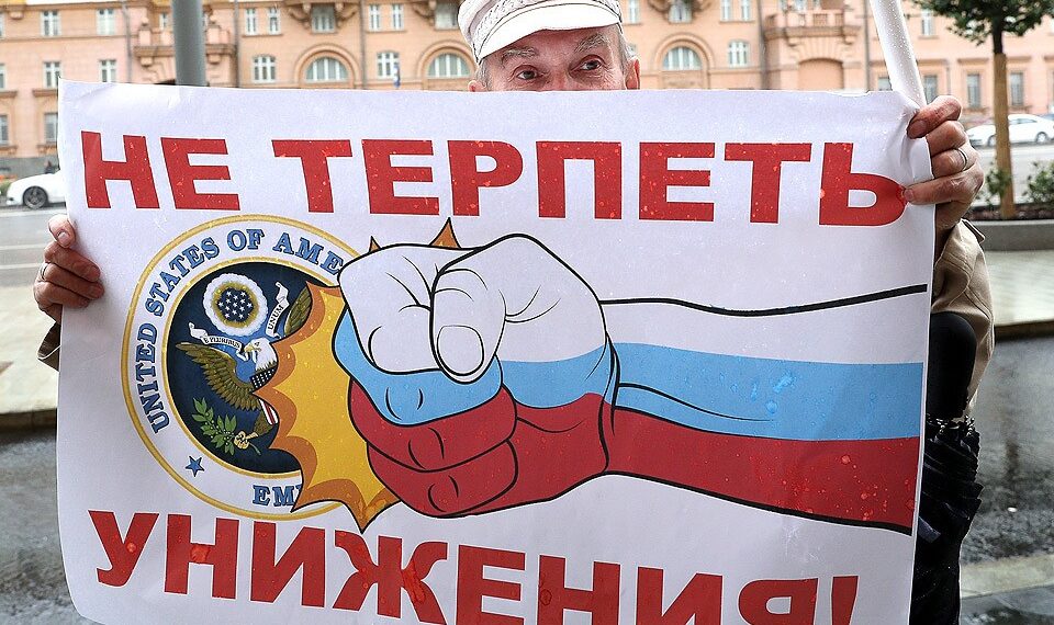 Участник митинга КПРФ против враждебных действий американского руководства в отношении России у посольства США в Москве. Фото: Вячеслав Прокофьев/ТАСС