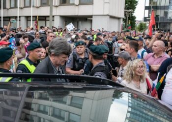 Участники протеста против ковидных паспортов не пускали домой депутатов парламента Литвы. Фото: delfi.lt