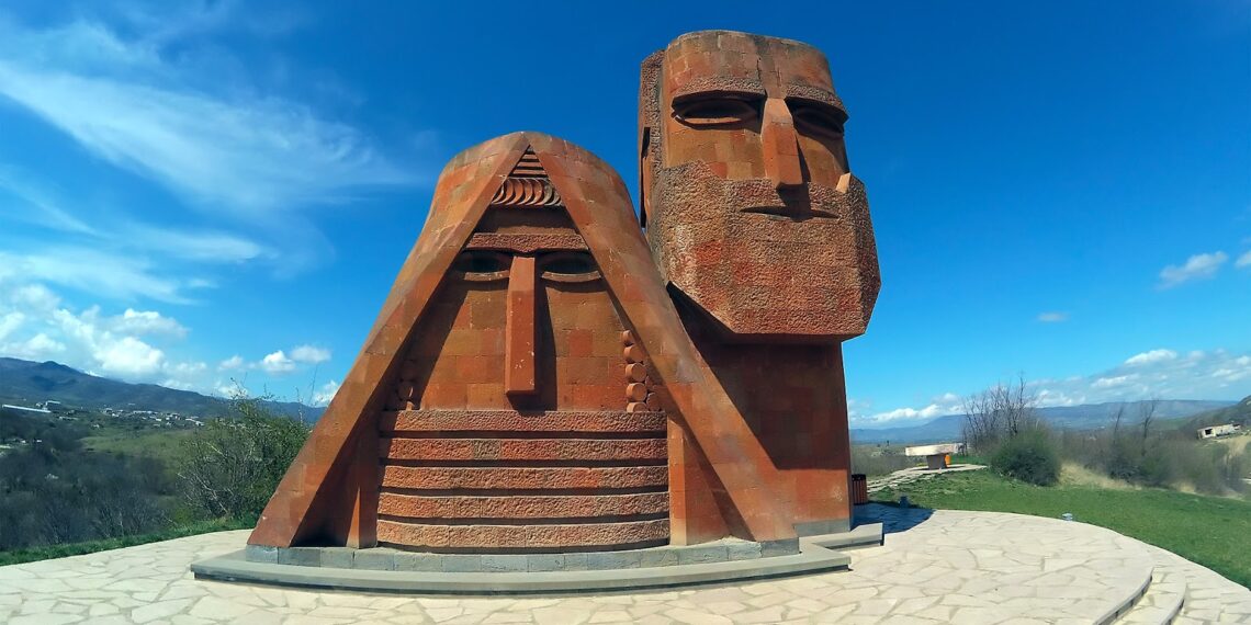 Монумент «Мы и наши горы» ( Татик у Папик). Степанакерт, Республика Арцах.