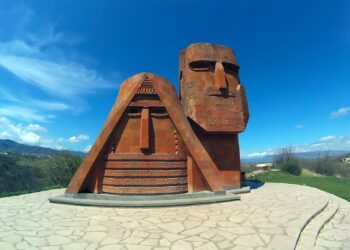 Монумент «Мы и наши горы» ( Татик у Папик). Степанакерт, Республика Арцах.