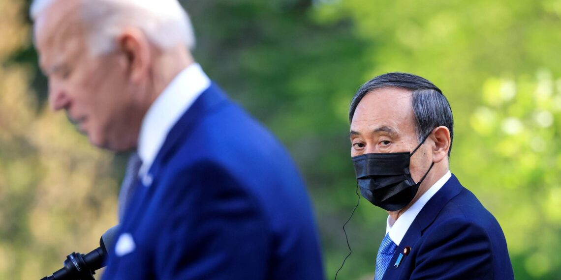 Джозеф Байден и Ёсихидэ Суга. 16 апреля 2021 года. Фото: Reuters