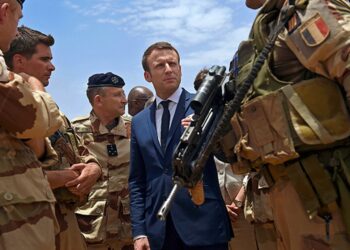 Эммануэль Макрон и французские военные. Фото: открытые источники