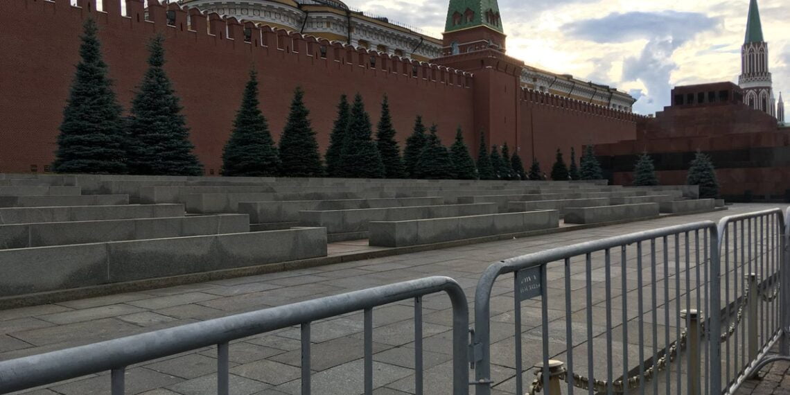 У крепостной стены Московского Кремля. Фото: na-dache.pro