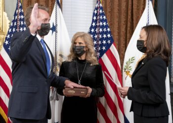 Вице-президент США Камала Харрис приводит к присяге Джеффа Флейка в качестве посла в Турции. 10 декабря 2021 года. Фото: EPA/Leigh Vogel/POOL