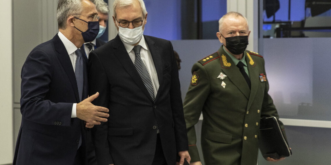 Йенс Столтенберг и Александр Грушко. Фото: nato.int