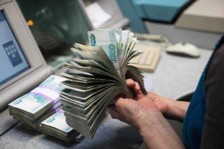 Почему Банк России сокращает долю доллара в своих резервах