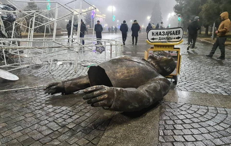 Разрушенный памятник Нурсултану Назарбаеву. Фото: телеграм-канал KazTAG