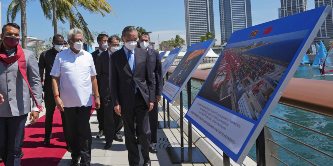 Президент Шри-Ланки Готабая Раджапакса и глава МИД Китая Ван И. Фото: Reuters