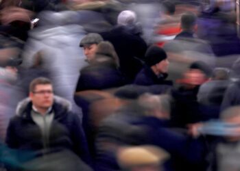 Население России продолжает стремительно сокращаться. Фото: meduza.io