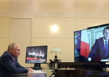 Владимир Путин и Эммануэль Макрон. Фото: AP