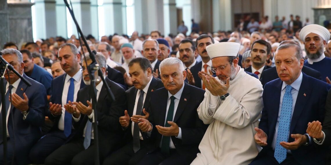 Реджеп Эрдоган во время молитвы. Фото: sabah.com.tr