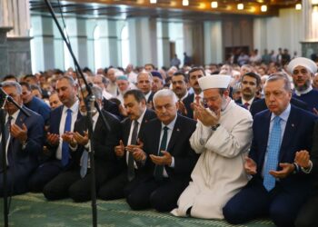 Реджеп Эрдоган во время молитвы. Фото: sabah.com.tr