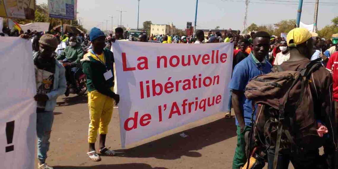Акция протеста в Бамако. Плакат с надписью «Новое освобождение Африки». Фото: Twitter / Aboubacar Kassim