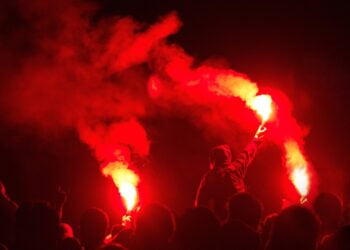 Футбольные фанаты. Фото: piro-magic.ru