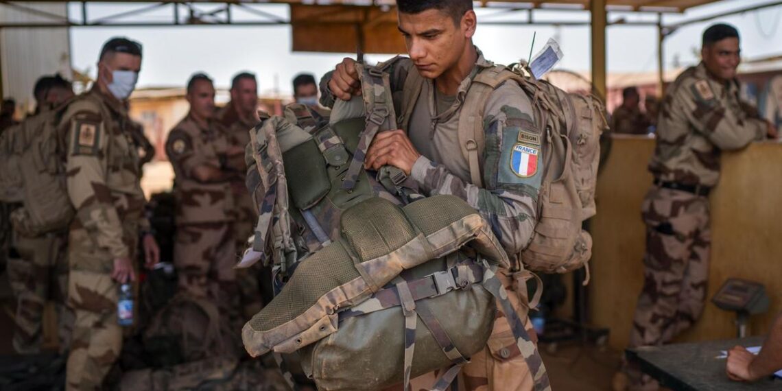 Французские солдаты покидают базу в Мали. Фото: AP