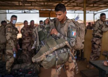 Французские солдаты покидают базу в Мали. Фото: AP