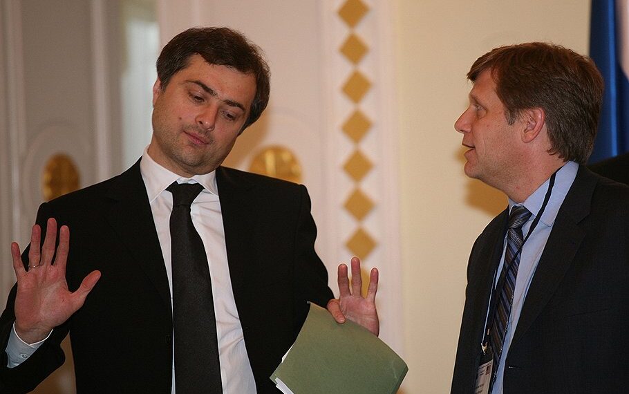 Владислав Сурков и Майкл Макфол. Фото: Коммерсант.