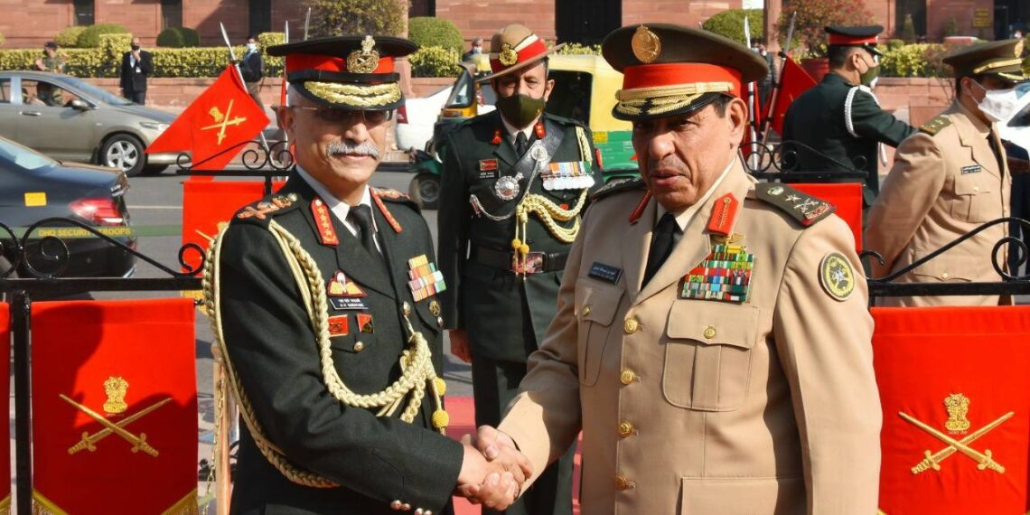 Командующий индийской армией М. М. Нараване и командующий сухопутными силами Саудовской Аравии Фахд бин Абдулла Мохаммед Аль-Мутайр