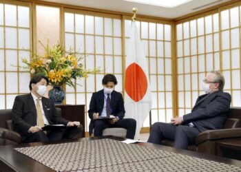 Глава МИД Японии Ёсимаса Хаяси и посол России в Японии Михаил Галузин в Токио. Фото: KYODO