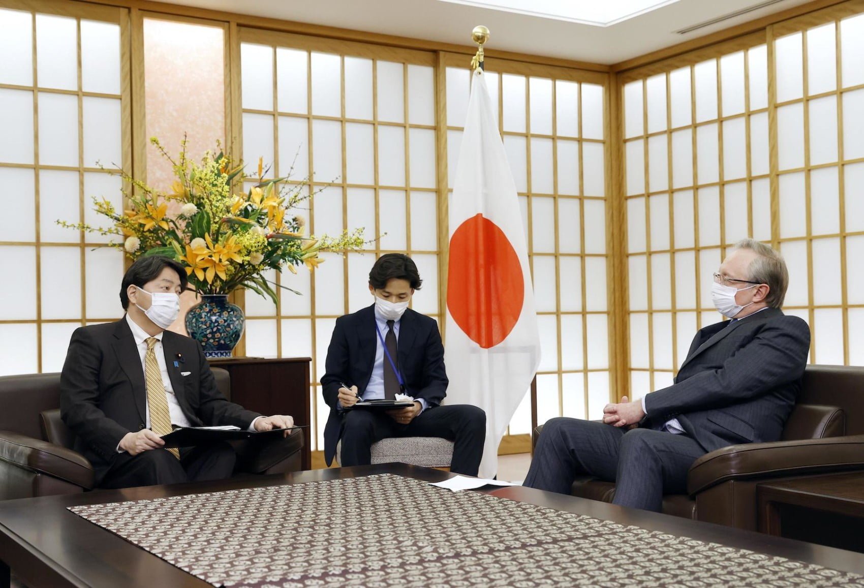 Глава МИД Японии Ёсимаса Хаяси и посол России в Японии Михаил Галузин в Токио. Фото: KYODO