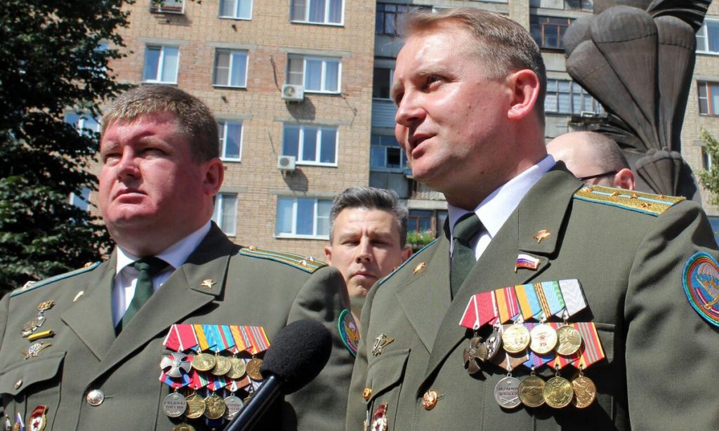 Александр Шерин (справа)