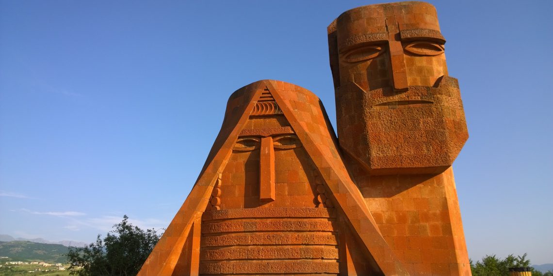 Монумент «Мы и наши горы». Степанакерт, Республика Арцах. Фото: wikimedia.org