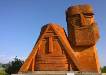 Монумент «Мы и наши горы». Степанакерт, Республика Арцах. Фото: wikimedia.org