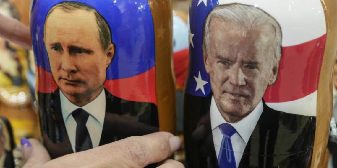 Выбор между двумя матрешками. Фото: AP