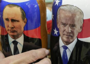 Выбор между двумя матрешками. Фото: AP