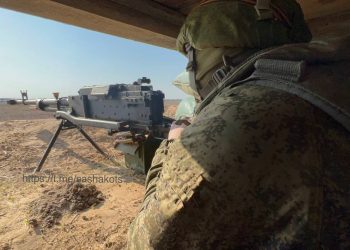 Боец ВДВ с пулеметом «Корд» на позиции в районе аэродрома Гостомеля. Фото: Telegram / @sashakots