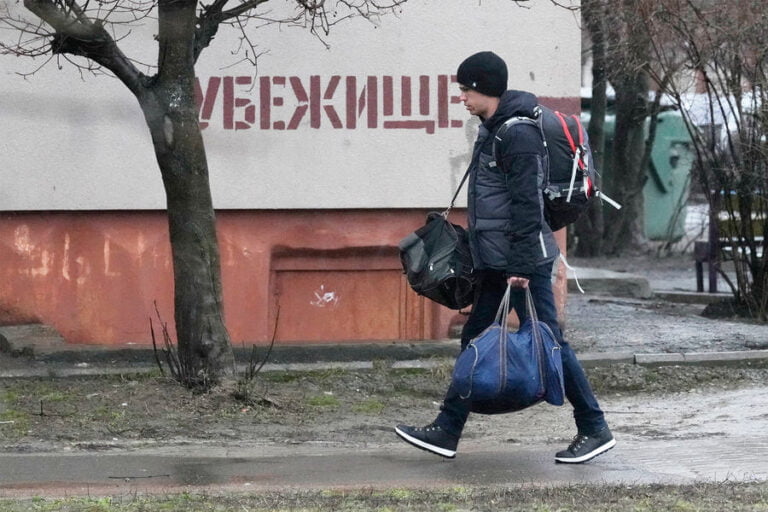 ВС России объявили «режим тишины» и открыли гуманитарные коридоры на Украине