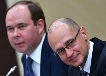 Руководитель Администрации президента Антон Вайно и первый заместитель руководителя Администрации президента Сергей Кириенко