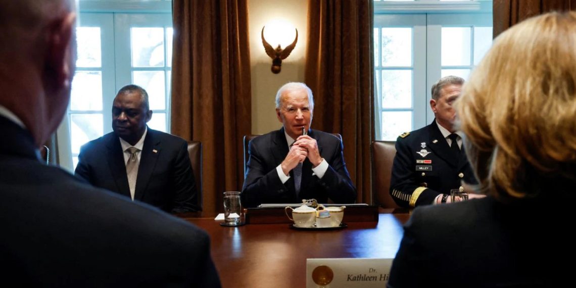 Джо Байден на встрече с военными. Фото: Reuters