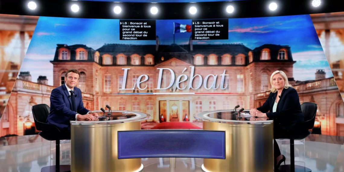 Эммануэль Макрон и Марин Ле Пен перед дебатами. Фото: AP Photo