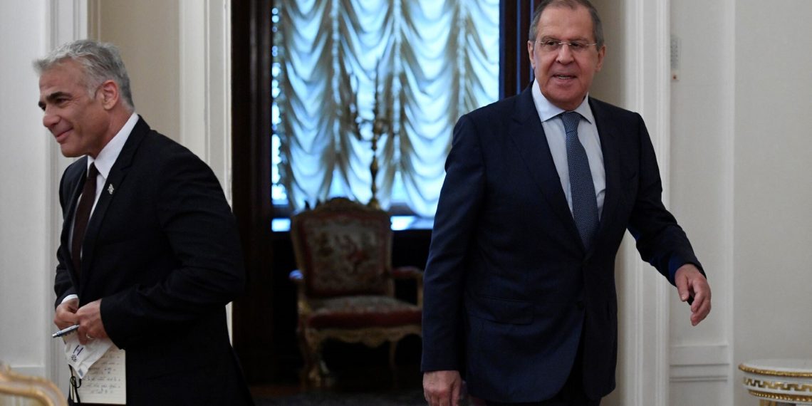 Глава МИД Израиля Яир Лапид и глава МИД России Сергей Лавров