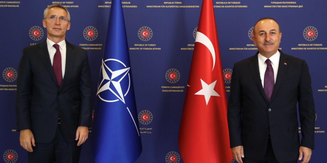 Йенс Столтенгберг и Мевлют Чавушоглу. Фото: Reuters