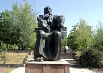 Памятник Давиду Анахту в Ереване