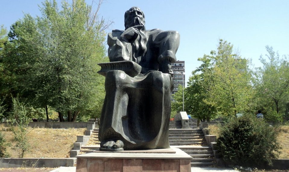 Памятник Давиду Анахту в Ереване